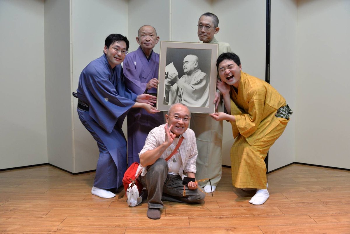 Katurakonan's tweet photo. 林家二楽一周忌

今日が二楽の一周忌､命日です

親父にうんと褒めて貰えと送りましたが逆に来るのが早いと叱られていると思います

三年前の写真です
すでに二人が逝ってしまいました

正楽を名乗りたかったろうにな…

「正楽師匠！」と呼ばれ振り返るお前の姿を見たかった… https://t.co/oStybDu3k9