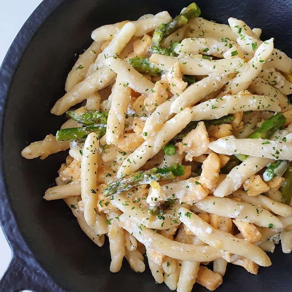 EnochTakata's tweet photo. Homemade pasta with chicken and asparagus https://t.co/kuzaC8zsLy
