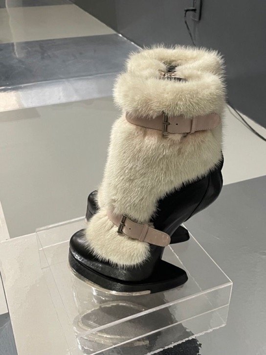 galactamelanin's tweet photo. alexander mcqueen hoof boots f/w 2012 🤍 https://t.co/NSxqixHC1N