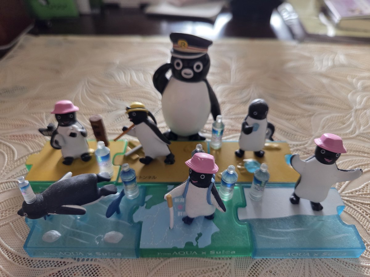 chibipochimum's tweet photo. #Suicaのペンギン

ぐっどもーにんぐえぶりぺん！
フィギュア達がごあいさつ。
マイペースにコツコツ収集できていた時代が懐かしいよ～ https://t.co/oIqGaJAM5W