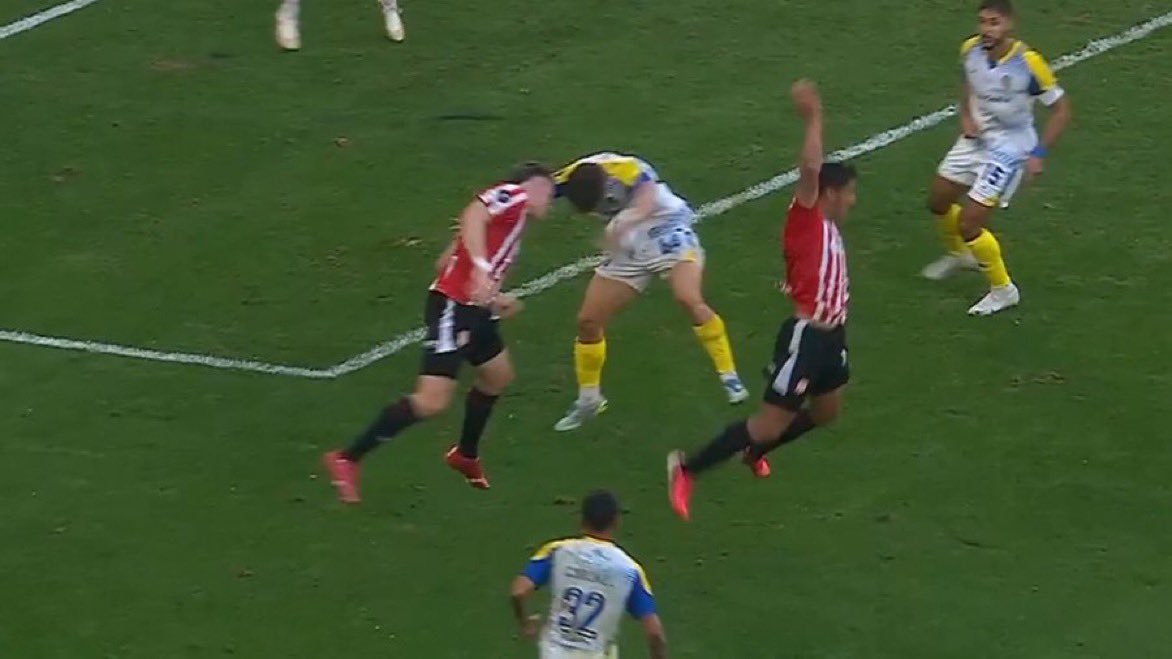 GerGarciaGrova's tweet photo. 🚨{EXCLUSIVO} La explicación del cuerpo arbitral sobre la jugada de Ovando con Gaich.

🗣️”No hay una vista clara, en una parece mano en otra pecho, pero NO observamos en el campo una mano ampliada ni movimiento adicional” https://t.co/gIsHD3B5sE