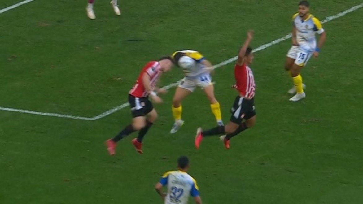 GerGarciaGrova's tweet photo. 🚨{EXCLUSIVO} La explicación del cuerpo arbitral sobre la jugada de Ovando con Gaich.

🗣️”No hay una vista clara, en una parece mano en otra pecho, pero NO observamos en el campo una mano ampliada ni movimiento adicional” https://t.co/gIsHD3B5sE