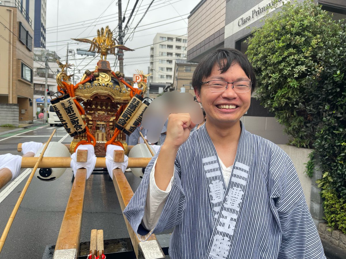 suita_hide's tweet photo. 練馬区議会議員・日本維新の会
「吹田（スイタ）ひでとし」です

昨日（9月26日）は、
#豊玉氷川神社例大祭 に
豊玉第二町会さん、豊玉第三町会さんから
参加させていただきました。

各町会の神輿が一斉に豊玉氷川神社前に集まる連合渡御は圧巻でした。

お話を伺うと、久しぶりに神輿を復活できた地域もあったとのこと。
豊玉地域の皆様の地域力、そして長年紡がれてきた伝統に深く感銘を受けながら、神輿を担がせていただきました。

本日（9月27日）も神輿が出る予定ですので、近隣の皆様、ぜひご注目ください😊🙇‍♂️

夜は、中村橋阿波踊りにも行かせていただきました！

#練馬区議会議員 #吹田ひでとし
#日本維新の会