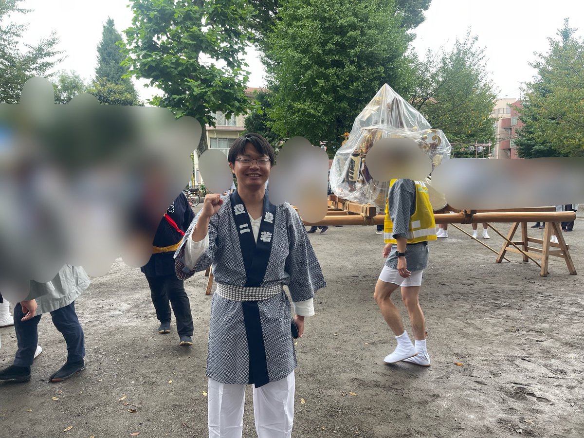 suita_hide's tweet photo. 練馬区議会議員・日本維新の会
「吹田（スイタ）ひでとし」です

昨日（9月26日）は、
#豊玉氷川神社例大祭 に
豊玉第二町会さん、豊玉第三町会さんから
参加させていただきました。

各町会の神輿が一斉に豊玉氷川神社前に集まる連合渡御は圧巻でした。

お話を伺うと、久しぶりに神輿を復活できた地域もあったとのこと。
豊玉地域の皆様の地域力、そして長年紡がれてきた伝統に深く感銘を受けながら、神輿を担がせていただきました。

本日（9月27日）も神輿が出る予定ですので、近隣の皆様、ぜひご注目ください😊🙇‍♂️

夜は、中村橋阿波踊りにも行かせていただきました！

#練馬区議会議員 #吹田ひでとし
#日本維新の会