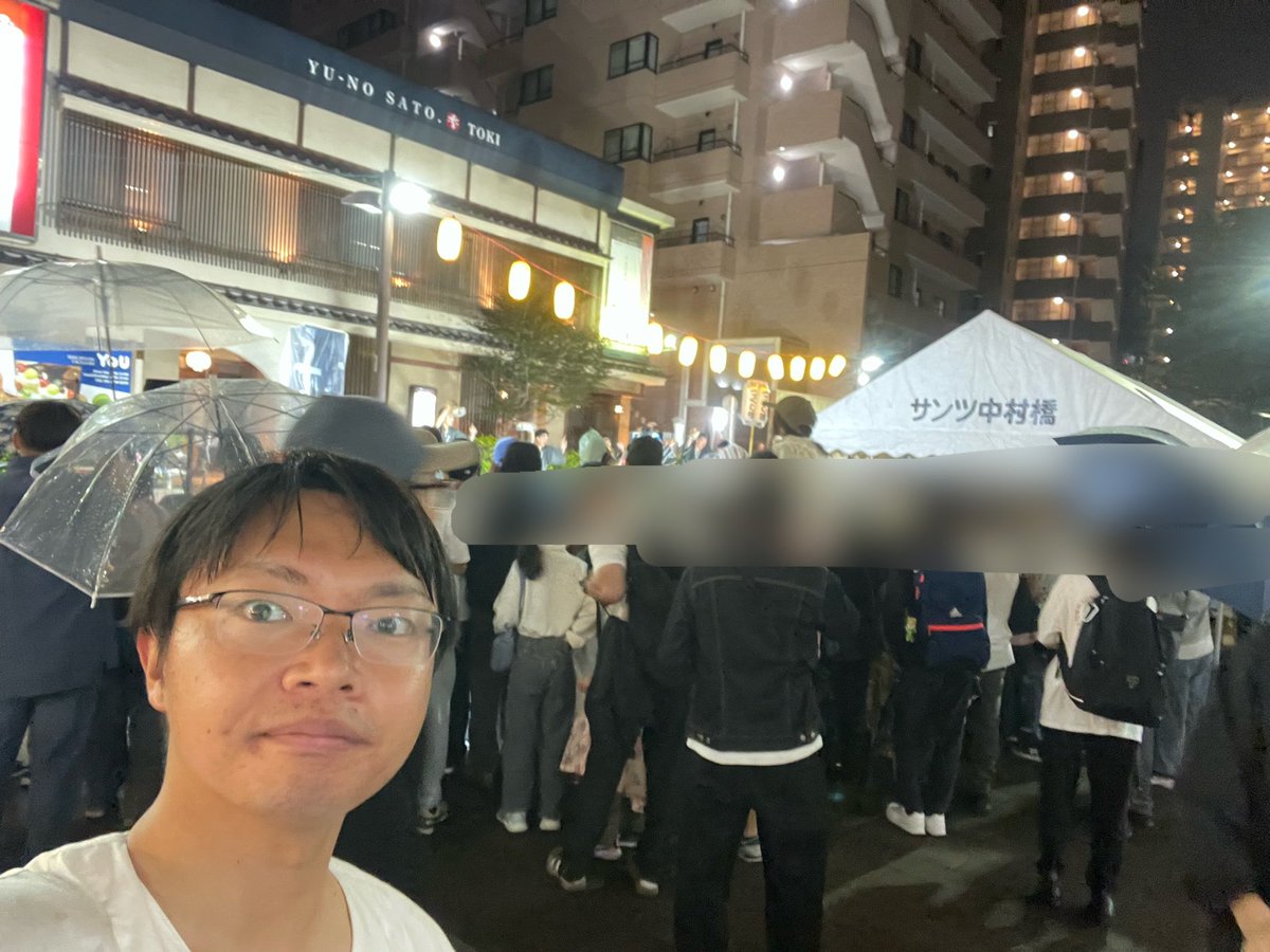 suita_hide's tweet photo. 練馬区議会議員・日本維新の会
「吹田（スイタ）ひでとし」です

昨日（9月26日）は、
#豊玉氷川神社例大祭 に
豊玉第二町会さん、豊玉第三町会さんから
参加させていただきました。

各町会の神輿が一斉に豊玉氷川神社前に集まる連合渡御は圧巻でした。

お話を伺うと、久しぶりに神輿を復活できた地域もあったとのこと。
豊玉地域の皆様の地域力、そして長年紡がれてきた伝統に深く感銘を受けながら、神輿を担がせていただきました。

本日（9月27日）も神輿が出る予定ですので、近隣の皆様、ぜひご注目ください😊🙇‍♂️

夜は、中村橋阿波踊りにも行かせていただきました！

#練馬区議会議員 #吹田ひでとし
#日本維新の会