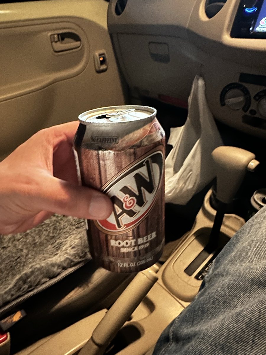 mesiuma0329's tweet photo. 楽しそうに友達は買って飲んだんだ！！
全身が震えるくらいヤバイ味だって言ってた…
俺はオススメしなかったんだ…
個人的に味が苦手過ぎて…

だってサロンパスの味がするんだもん！！ https://t.co/dUPLJvMxHy