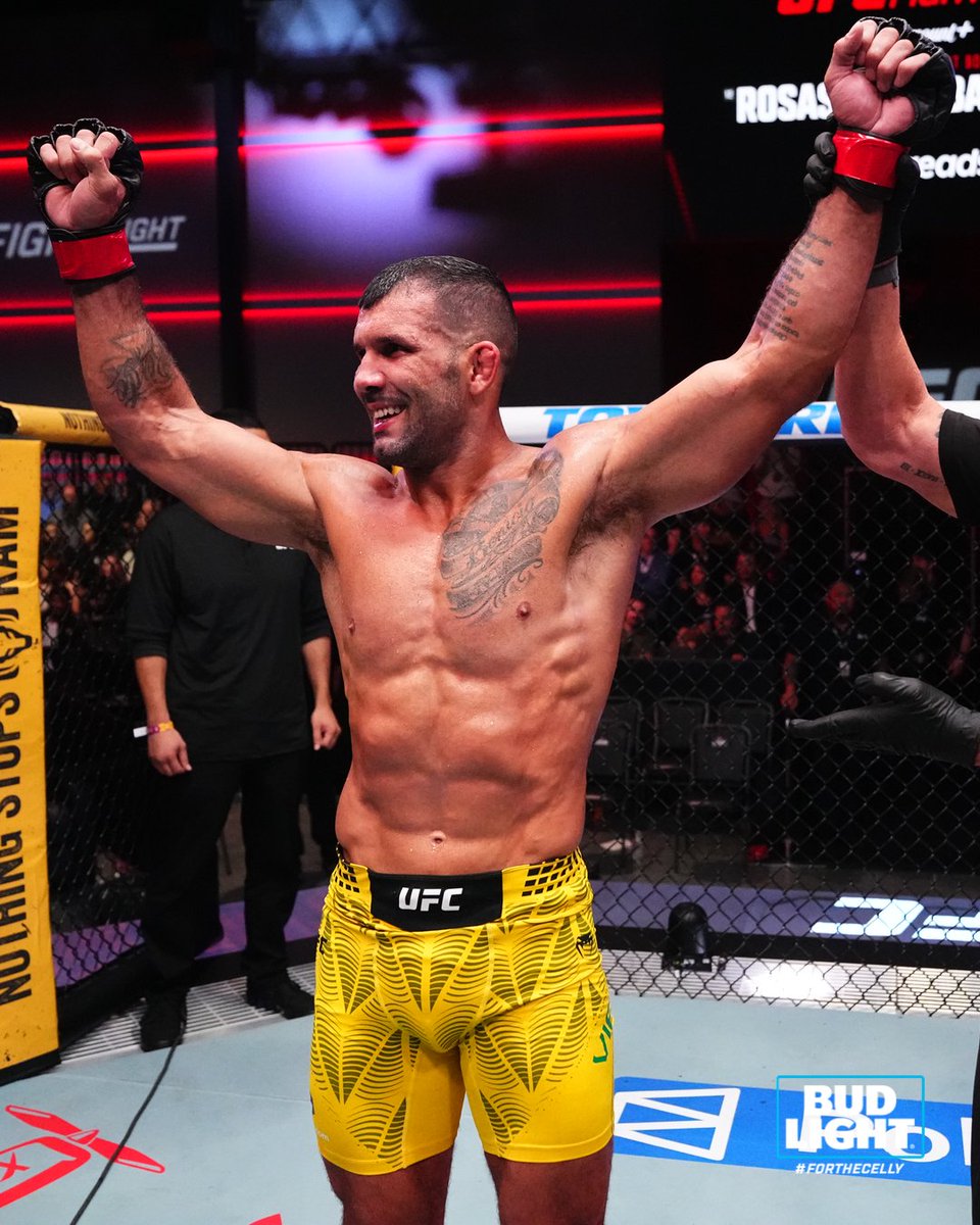 Went all out #ForTheCelly🍻

B2YB: @​budlight | #UFCVegas121 
 [📷](https://pbs.twimg.com/media/HTLoABCb0AAKIAa.jpg) [📷](https://pbs.twimg.com/media/HTLoDACbwA
