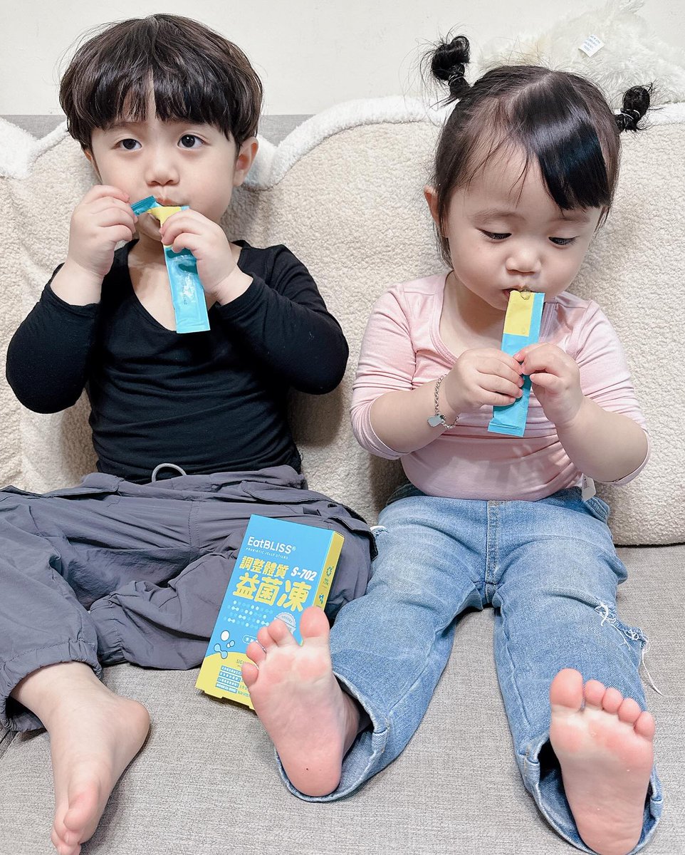 YasminRuf's tweet photo. Don’t fight over them anymore. Lately, we’ve been obsessed with these probiotic jelly snacks and fight over them all day. Every day is spent arguing and snatching things from each other. https://t.co/3fDJvhweuO