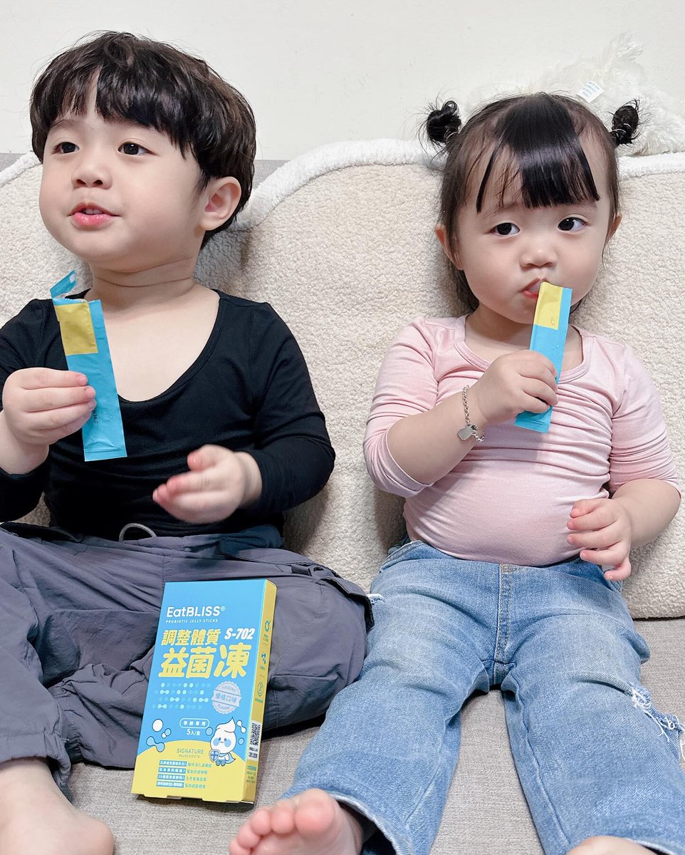 YasminRuf's tweet photo. Don’t fight over them anymore. Lately, we’ve been obsessed with these probiotic jelly snacks and fight over them all day. Every day is spent arguing and snatching things from each other. https://t.co/3fDJvhweuO
