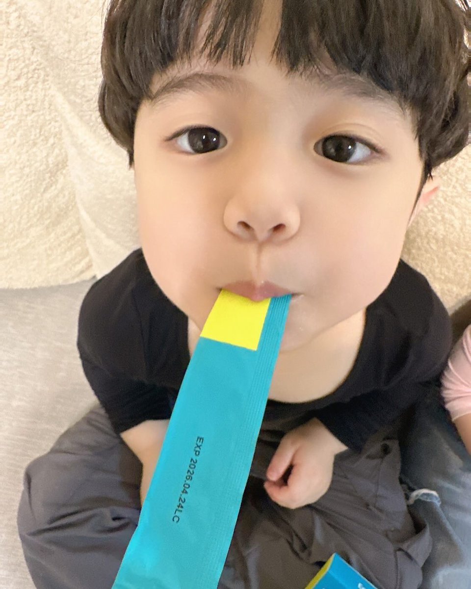 YasminRuf's tweet photo. Don’t fight over them anymore. Lately, we’ve been obsessed with these probiotic jelly snacks and fight over them all day. Every day is spent arguing and snatching things from each other. https://t.co/3fDJvhweuO