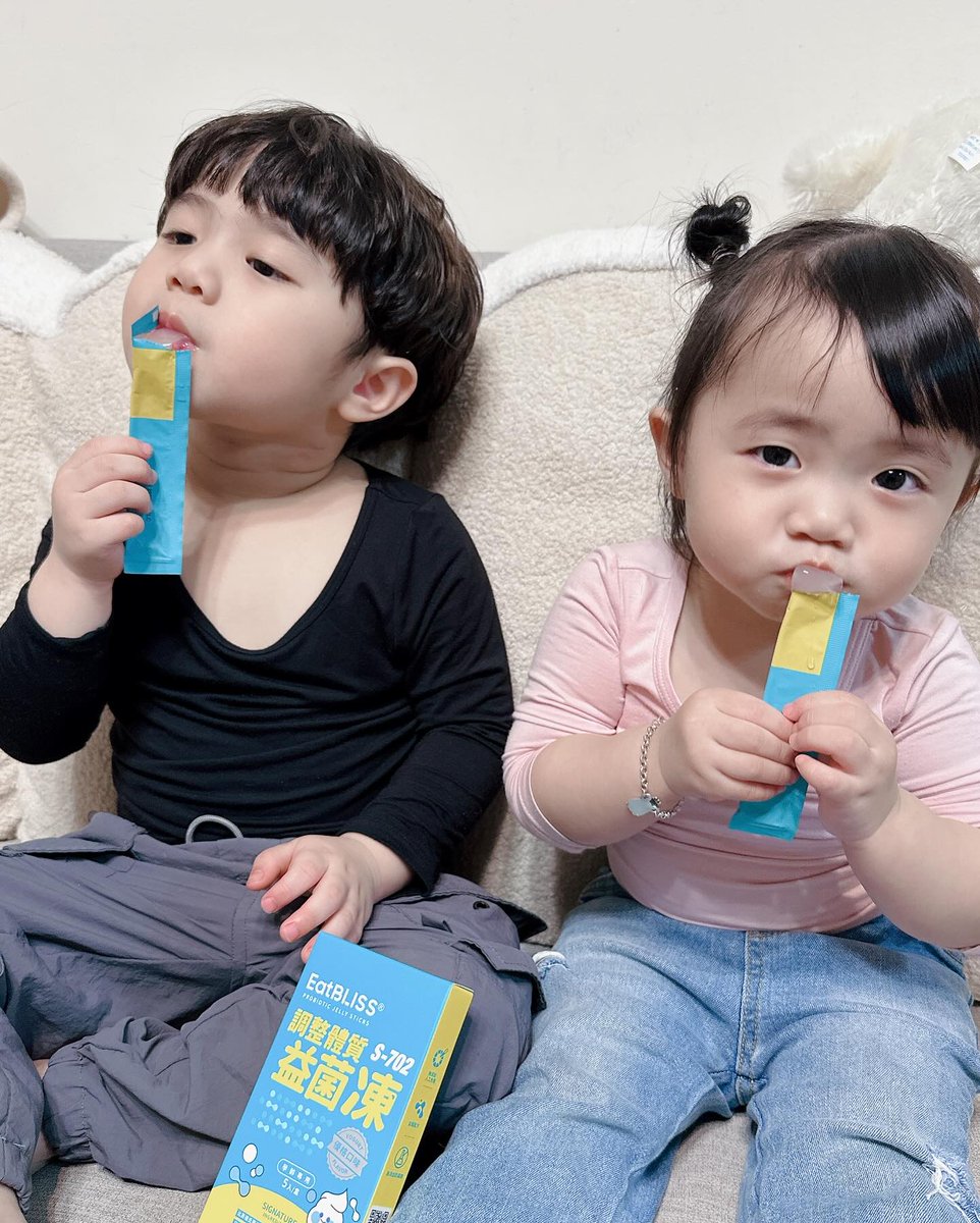 YasminRuf's tweet photo. Don’t fight over them anymore. Lately, we’ve been obsessed with these probiotic jelly snacks and fight over them all day. Every day is spent arguing and snatching things from each other. https://t.co/3fDJvhweuO