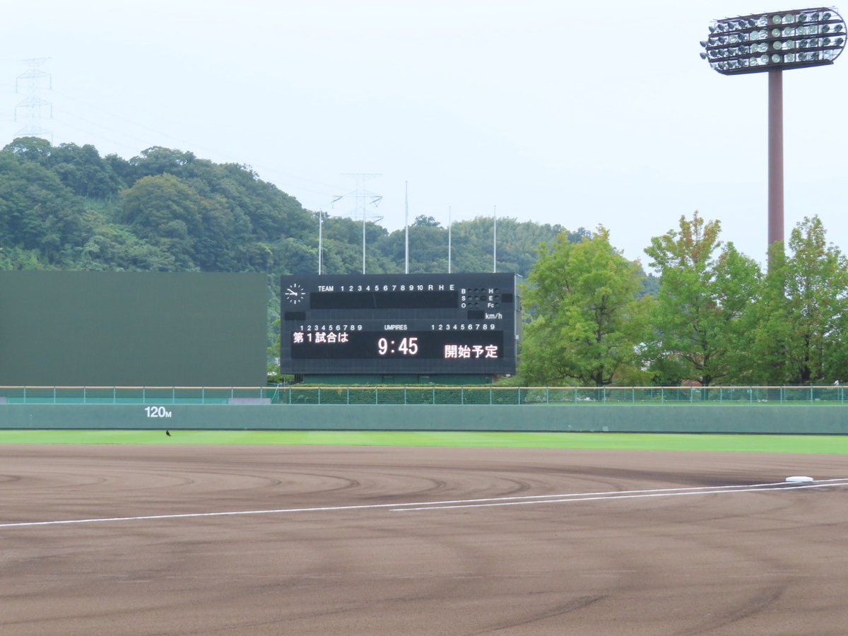 telewaka_bb's tweet photo. 紀三井寺公園野球場で本日も秋季近畿地区高校野球大会県二次予選が行われます。朝から球場外では多くの人が並んでいました。これほどの長い列は「2015年の紀の国わかやま国体以来ではないか」という関係者の声も。なお、第1試合「市和歌山ー智辯和歌山」の開始予定時刻が9時45分に変更となっています。 https://t.co/nbgFWAZHNv