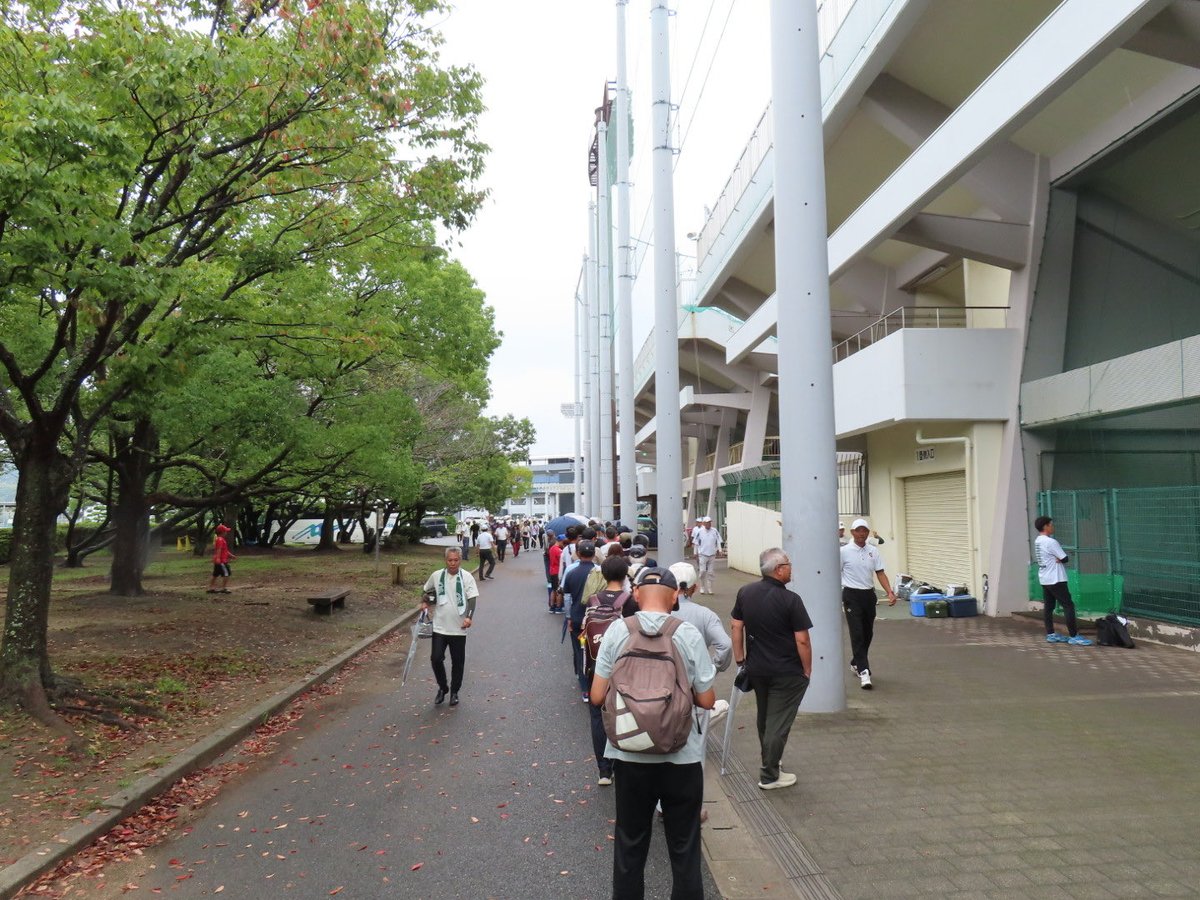 telewaka_bb's tweet photo. 紀三井寺公園野球場で本日も秋季近畿地区高校野球大会県二次予選が行われます。朝から球場外では多くの人が並んでいました。これほどの長い列は「2015年の紀の国わかやま国体以来ではないか」という関係者の声も。なお、第1試合「市和歌山ー智辯和歌山」の開始予定時刻が9時45分に変更となっています。 https://t.co/nbgFWAZHNv