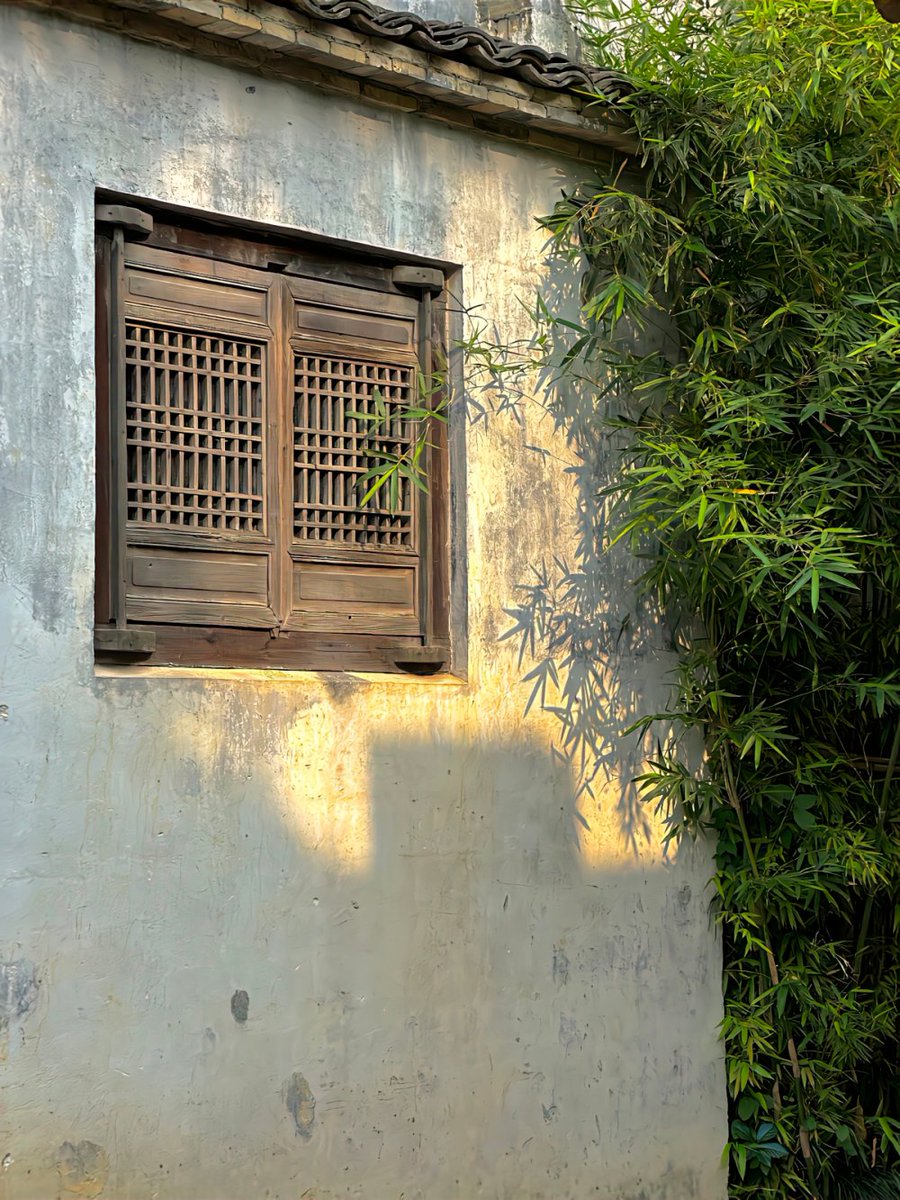 yonneeun's tweet photo. In the old pavilion, by the quiet window with fallen shutters, a certain old memory lingers softly. https://t.co/7wtH07dWz4