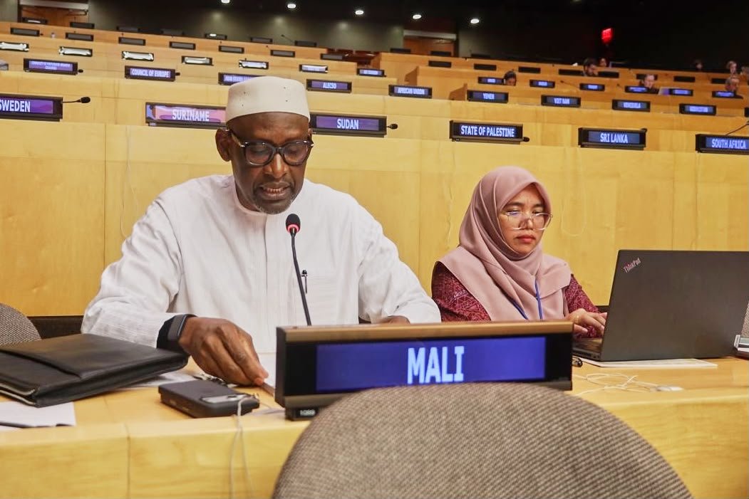 MaliMaeci's tweet photo. Son Excellence Monsieur Abdoulaye DIOP, Ministre des Affaires étrangères et de la Coopération internationale, a prononcé, le vendredi 25 septembre 2026, des discours à l’occasion de la huitième réunion ministérielle du Groupe des amis pour la défense de la Charte des Nations Unies ainsi que lors de la réunion de haut niveau du Groupe des Amis de l’Alliance des Civilisations des Nations Unies.
 
Au cours de la rencontre ministérielle du Groupe des amis de la charte, il a dénoncé les graves violations répétées de la Charte des Nations Unies, la menace ou le recours à la force et l’imposition de mesures coercitives unilatérales qui constituent de graves entraves à la paix et la sécurité internationales. 

Tout en condamnant l’hydre terroriste au Sahel et dénonçant ses sponsors étatiques et les narratifs mensongers conçus par certains organes de presse de pays impérialistes, il a rappelé les efforts coordonnés des pays de la Confédération AES afin d’éradiquer le terrorisme sous toutes ses formes et manifestations dans l’espace confédéral. 
 
Lors de la réunion de haut niveau du Groupe des Amis de l’Alliance des Civilisations des Nations Unies, le Chef de la diplomatie malienne a salué les efforts consentis au niveau international pour faire avancer le dialogue interculturel et interreligieux en réponse aux défis de l’extrémisme violent, l’intolérance et la haine. 

Civilisations millénaires et creuset des valeurs humaines consacrées par la Charte du Kurukan Fuga, pour le Ministre DIOP, le Mali a fait du dialogue, la pierre angulaire de sa gouvernance actuelle, d’où l’initiative du Dialogue inter Maliens et l’adoption de la Charte pour la paix et la réconciliation nationale. Dans cette perspective, il a relevé les efforts du gouvernement du Mali pour promouvoir la pleine participation des femmes et des jeunes dans le processus de consolidation de la paix, de médiation et de prise de décision. 

Bureau de l’Information et de la Presse/MAECI.