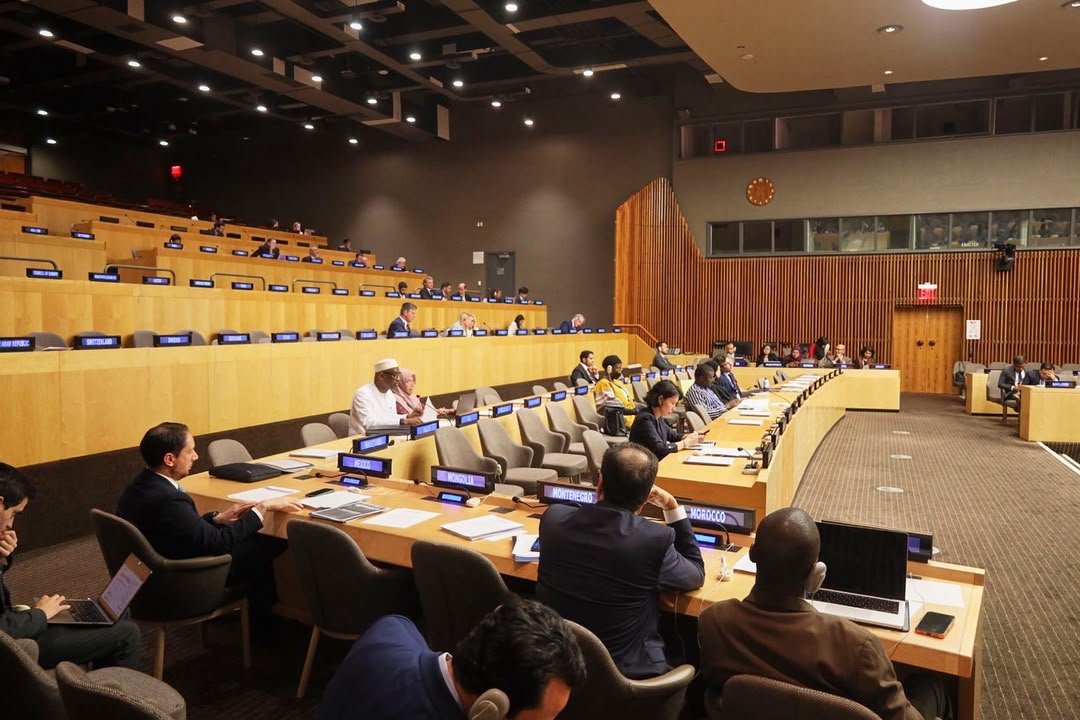 MaliMaeci's tweet photo. Son Excellence Monsieur Abdoulaye DIOP, Ministre des Affaires étrangères et de la Coopération internationale, a prononcé, le vendredi 25 septembre 2026, des discours à l’occasion de la huitième réunion ministérielle du Groupe des amis pour la défense de la Charte des Nations Unies ainsi que lors de la réunion de haut niveau du Groupe des Amis de l’Alliance des Civilisations des Nations Unies.
 
Au cours de la rencontre ministérielle du Groupe des amis de la charte, il a dénoncé les graves violations répétées de la Charte des Nations Unies, la menace ou le recours à la force et l’imposition de mesures coercitives unilatérales qui constituent de graves entraves à la paix et la sécurité internationales. 

Tout en condamnant l’hydre terroriste au Sahel et dénonçant ses sponsors étatiques et les narratifs mensongers conçus par certains organes de presse de pays impérialistes, il a rappelé les efforts coordonnés des pays de la Confédération AES afin d’éradiquer le terrorisme sous toutes ses formes et manifestations dans l’espace confédéral. 
 
Lors de la réunion de haut niveau du Groupe des Amis de l’Alliance des Civilisations des Nations Unies, le Chef de la diplomatie malienne a salué les efforts consentis au niveau international pour faire avancer le dialogue interculturel et interreligieux en réponse aux défis de l’extrémisme violent, l’intolérance et la haine. 

Civilisations millénaires et creuset des valeurs humaines consacrées par la Charte du Kurukan Fuga, pour le Ministre DIOP, le Mali a fait du dialogue, la pierre angulaire de sa gouvernance actuelle, d’où l’initiative du Dialogue inter Maliens et l’adoption de la Charte pour la paix et la réconciliation nationale. Dans cette perspective, il a relevé les efforts du gouvernement du Mali pour promouvoir la pleine participation des femmes et des jeunes dans le processus de consolidation de la paix, de médiation et de prise de décision. 

Bureau de l’Information et de la Presse/MAECI.