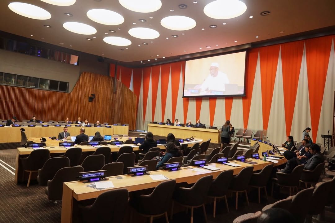 MaliMaeci's tweet photo. Son Excellence Monsieur Abdoulaye DIOP, Ministre des Affaires étrangères et de la Coopération internationale, a prononcé, le vendredi 25 septembre 2026, des discours à l’occasion de la huitième réunion ministérielle du Groupe des amis pour la défense de la Charte des Nations Unies ainsi que lors de la réunion de haut niveau du Groupe des Amis de l’Alliance des Civilisations des Nations Unies.
 
Au cours de la rencontre ministérielle du Groupe des amis de la charte, il a dénoncé les graves violations répétées de la Charte des Nations Unies, la menace ou le recours à la force et l’imposition de mesures coercitives unilatérales qui constituent de graves entraves à la paix et la sécurité internationales. 

Tout en condamnant l’hydre terroriste au Sahel et dénonçant ses sponsors étatiques et les narratifs mensongers conçus par certains organes de presse de pays impérialistes, il a rappelé les efforts coordonnés des pays de la Confédération AES afin d’éradiquer le terrorisme sous toutes ses formes et manifestations dans l’espace confédéral. 
 
Lors de la réunion de haut niveau du Groupe des Amis de l’Alliance des Civilisations des Nations Unies, le Chef de la diplomatie malienne a salué les efforts consentis au niveau international pour faire avancer le dialogue interculturel et interreligieux en réponse aux défis de l’extrémisme violent, l’intolérance et la haine. 

Civilisations millénaires et creuset des valeurs humaines consacrées par la Charte du Kurukan Fuga, pour le Ministre DIOP, le Mali a fait du dialogue, la pierre angulaire de sa gouvernance actuelle, d’où l’initiative du Dialogue inter Maliens et l’adoption de la Charte pour la paix et la réconciliation nationale. Dans cette perspective, il a relevé les efforts du gouvernement du Mali pour promouvoir la pleine participation des femmes et des jeunes dans le processus de consolidation de la paix, de médiation et de prise de décision. 

Bureau de l’Information et de la Presse/MAECI.
