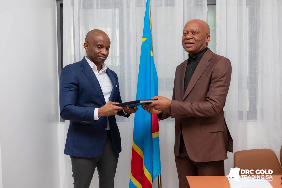 VISIONPRONEW_'s tweet photo. DRC GOLD TRADING SA : le nouveau Conseil d’administration prend ses fonctions!

Les membres du Conseil d’administration de DRC GOLD TRADING SA, nommés par ordonnance présidentielle du 11 septembre 2026, ont officiellement été investis au cours d’une cérémonie présidée ce vendredi par le Vice - Président du Conseil supérieur du Portefeuille, au nom de Son Excellence Madame Julie Shiku, Ministre du Portefeuille.

Cette nouvelle configuration consacre la reconduction de M. Vagheni Pay-Pay à la présidence du Conseil d’administration et de Me Joseph Maombi Kazibaziba à la Direction générale.

M. Franck Kapenda Mutshaka et Olivier - Étienne Tshisekedi Ilunga font leur entrée au Conseil d’administration, respectivement en qualité de représentants de la Gécamines et du FOMIN, actionnaires de DRC GOLD TRADING SA. Ils siègent aux côtés de M. Erick Kabanda Byamungu, également reconduit dans son mandat d’administrateur.

La cérémonie a également été marquée par la remise-reprise à la Direction générale adjointe entre le DGA sortant, M. Cyprien Birhingingwa, et son successeur, Me Séraphin Opango Ngumbu Okese.

La nouvelle équipe a été appelée à inscrire son action dans le strict respect des règles de bonne gouvernance applicables aux entreprises du Portefeuille de l’État.

Dans la foulée de son investiture, le nouveau Conseil s’est immédiatement mis au travail avec la tenue de sa première réunion, suivie de l’Assemblée générale.

Cette nouvelle séquence de gouvernance s’inscrit dans la continuité de la Vision 2025-2030 de DRC GOLD TRADING SA : renforcer la formalisation de la filière aurifère artisanale, étendre notre présence au plus près des bassins de production, développer la transformation locale et bâtir une filière congolaise de l’or plus structurée, traçable et créatrice de valeur pour la République.
DRC GOLD Trading SA