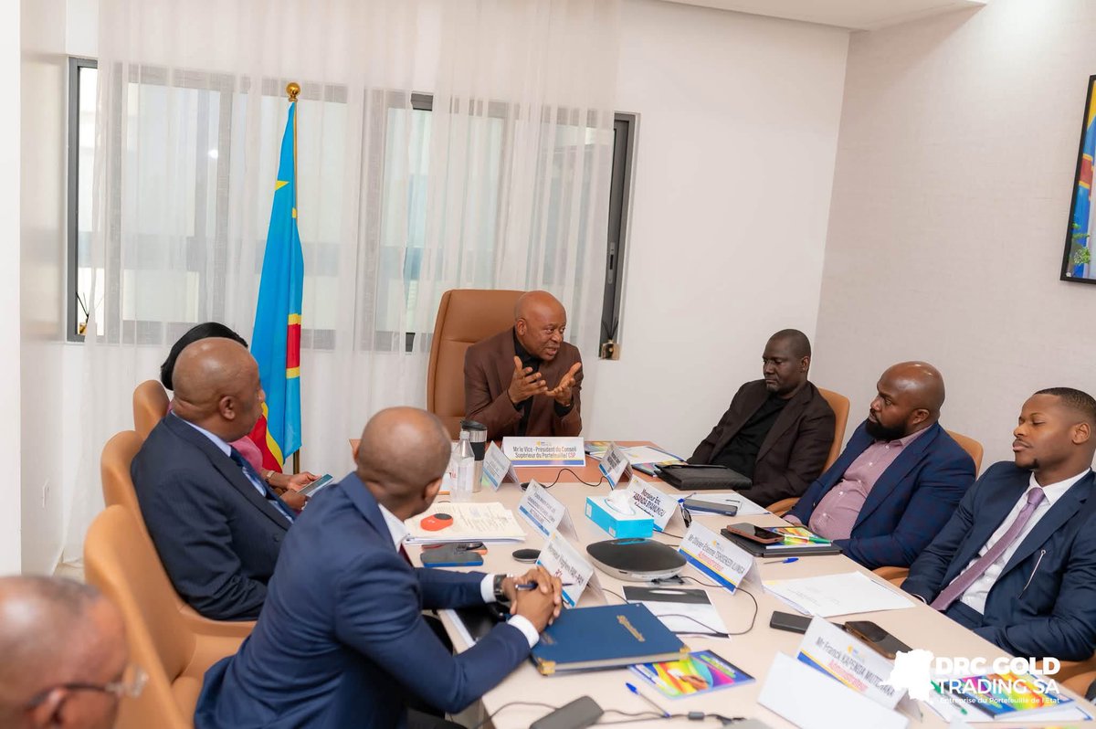 VISIONPRONEW_'s tweet photo. DRC GOLD TRADING SA : le nouveau Conseil d’administration prend ses fonctions!

Les membres du Conseil d’administration de DRC GOLD TRADING SA, nommés par ordonnance présidentielle du 11 septembre 2026, ont officiellement été investis au cours d’une cérémonie présidée ce vendredi par le Vice - Président du Conseil supérieur du Portefeuille, au nom de Son Excellence Madame Julie Shiku, Ministre du Portefeuille.

Cette nouvelle configuration consacre la reconduction de M. Vagheni Pay-Pay à la présidence du Conseil d’administration et de Me Joseph Maombi Kazibaziba à la Direction générale.

M. Franck Kapenda Mutshaka et Olivier - Étienne Tshisekedi Ilunga font leur entrée au Conseil d’administration, respectivement en qualité de représentants de la Gécamines et du FOMIN, actionnaires de DRC GOLD TRADING SA. Ils siègent aux côtés de M. Erick Kabanda Byamungu, également reconduit dans son mandat d’administrateur.

La cérémonie a également été marquée par la remise-reprise à la Direction générale adjointe entre le DGA sortant, M. Cyprien Birhingingwa, et son successeur, Me Séraphin Opango Ngumbu Okese.

La nouvelle équipe a été appelée à inscrire son action dans le strict respect des règles de bonne gouvernance applicables aux entreprises du Portefeuille de l’État.

Dans la foulée de son investiture, le nouveau Conseil s’est immédiatement mis au travail avec la tenue de sa première réunion, suivie de l’Assemblée générale.

Cette nouvelle séquence de gouvernance s’inscrit dans la continuité de la Vision 2025-2030 de DRC GOLD TRADING SA : renforcer la formalisation de la filière aurifère artisanale, étendre notre présence au plus près des bassins de production, développer la transformation locale et bâtir une filière congolaise de l’or plus structurée, traçable et créatrice de valeur pour la République.
DRC GOLD Trading SA