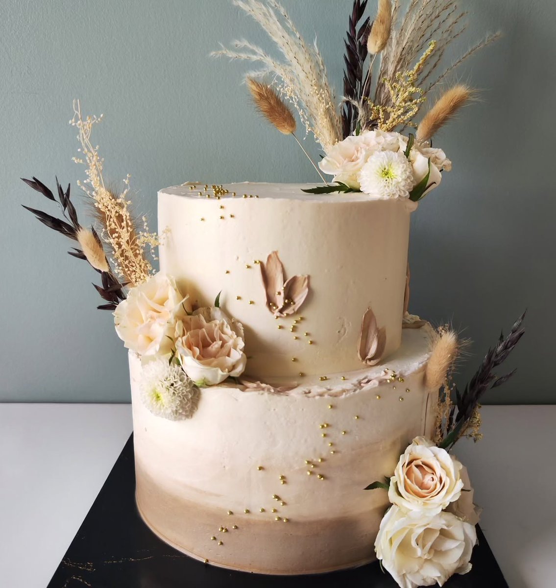 LuettaFuelt8w's tweet photo. Unique creations for unforgettable moments. Each wedding cake is custom-made with care and refinement to celebrate your story. Reservations for 2026 are now open. For inquiries and orders, contact us by email or phone. https://t.co/zBQoMFf23d