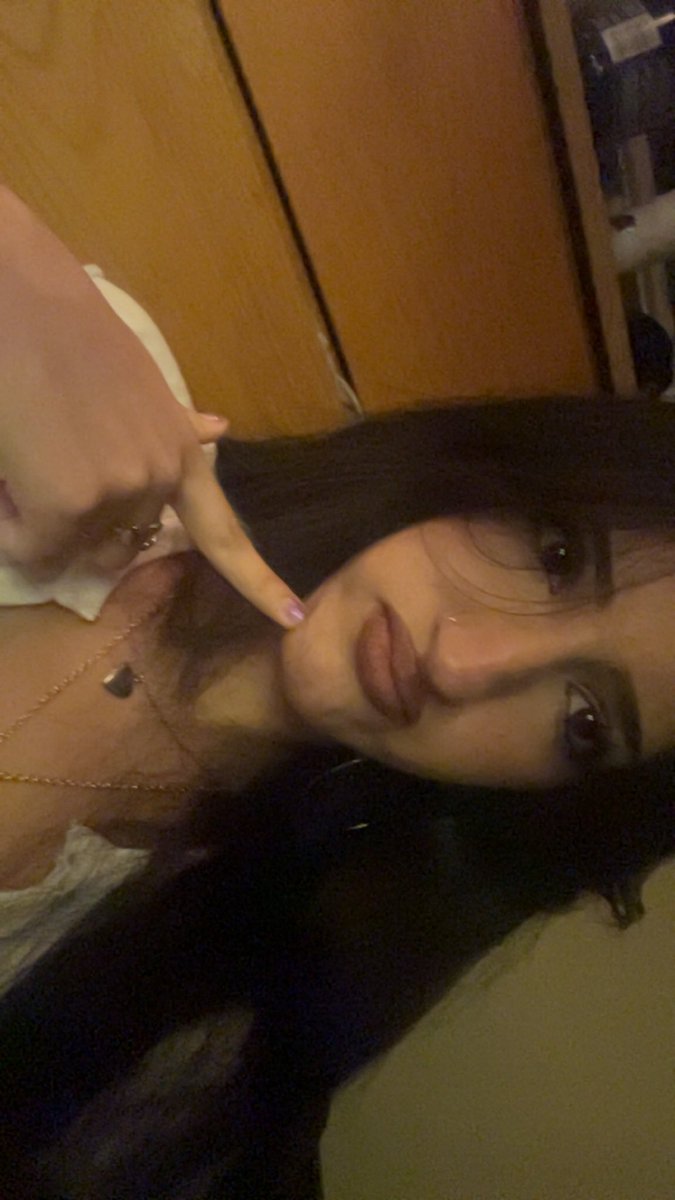 GoddessAlorah's tweet photo. this is who ur going to give all your paychecks to ✨ https://t.co/xLFmnu0cFx