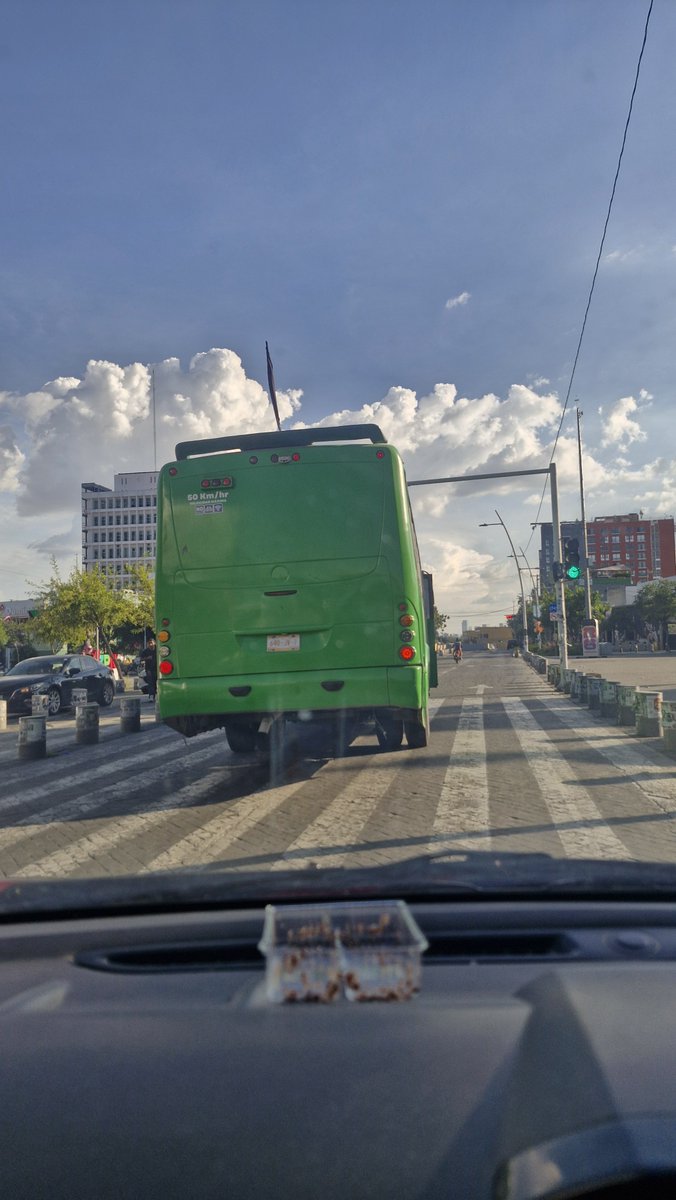 CON_CHAVEZn's tweet photo. @JaliscoVial @TransporteJal @Trafico_ZMG frente a los arcos en el centro de zapopan, que num. de unidad es? Que ruta? Con la puerta abierta, tan fácil que era distinguir con num y letra, https://t.co/Z8dus5iLmT