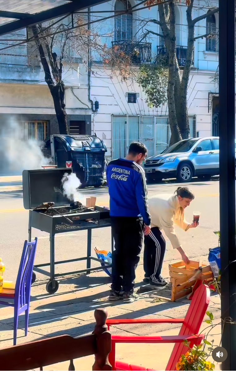 misspicy___'s tweet photo. Kukita llora que no aguanta mas, que el gobierno hijo de puta la odia y no la deja progresar.
-Solo le limpiaron la vereda que había ocupado para su cafetería sin pedir autorización previa. Tremendo el pedo mental que manejan estos hippies. https://t.co/Nji80Jgj6F