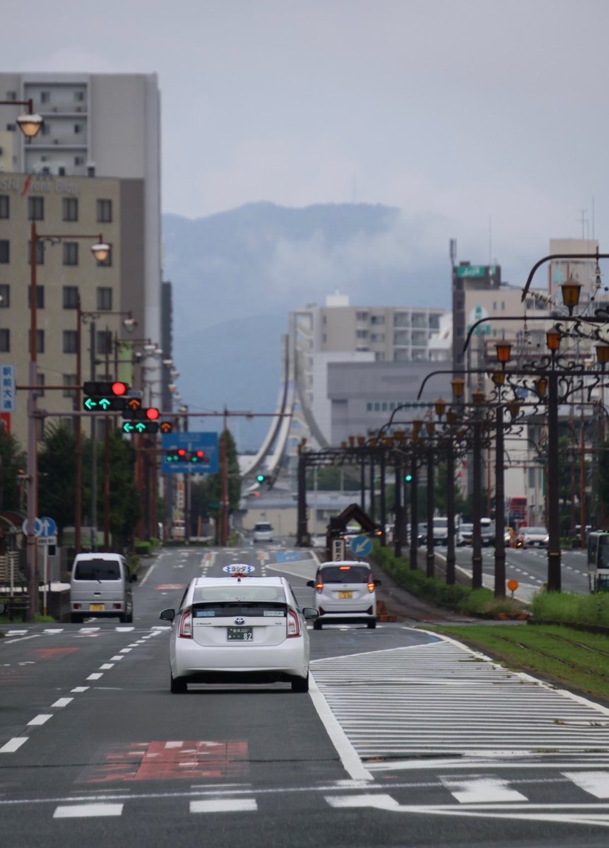 lidges's tweet photo. マケインの新キービジュアルをカット回収！
横断歩道上ではなくバス乗り場から望遠だったので撮り直しました。
完璧に合いました！

#舞台探訪サミット2026豊橋 https://t.co/LVGdrWFzeq