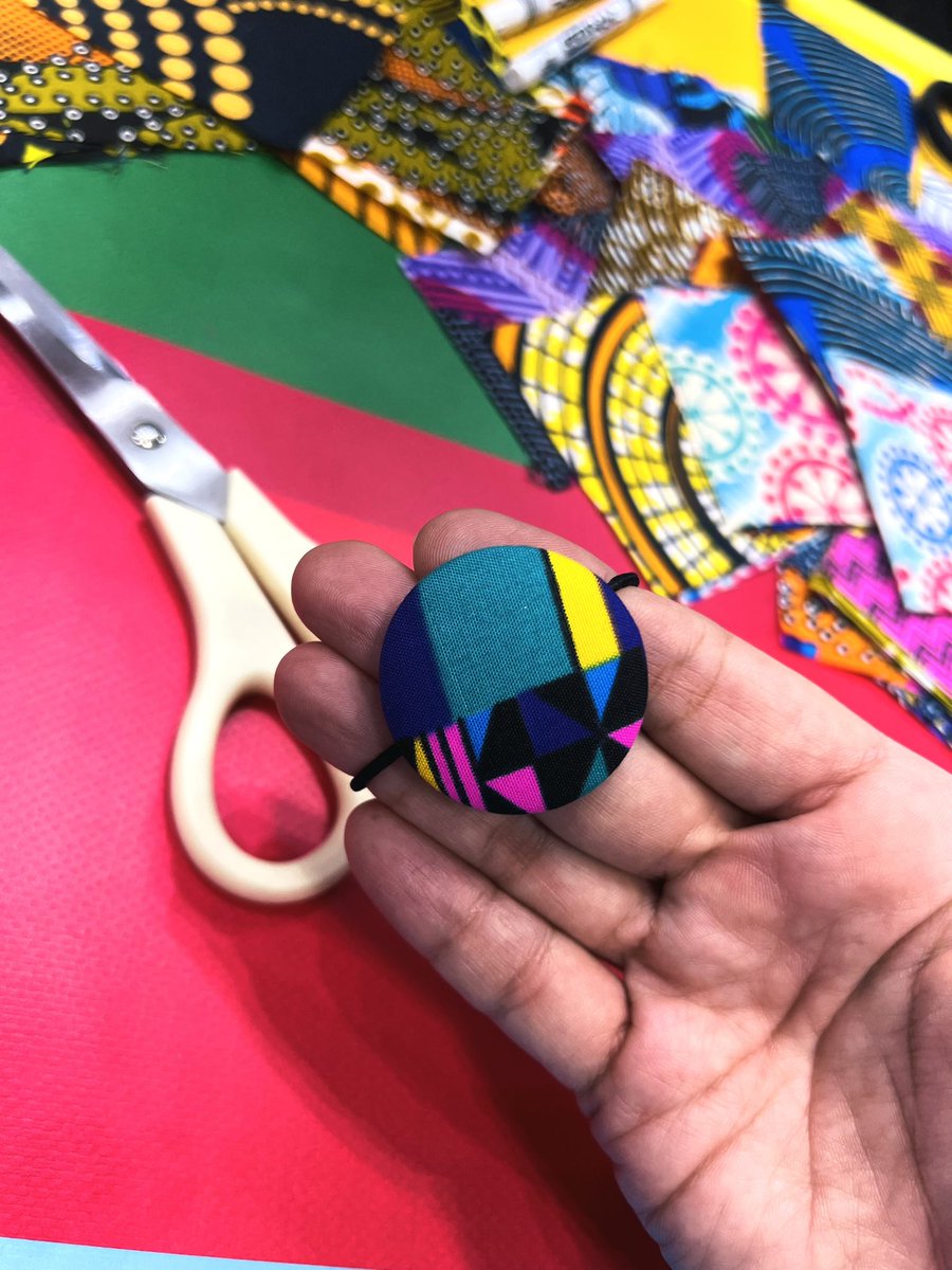 AKEZOMEKAREN's tweet photo. 真っ先に向かった南アフリカのブースで、ヘアゴム作ったよ
色味めっちゃ気に入ってる✨

今日行く人、子供でも作れるのでオススメですよ😆
@GoToSAJP 
 #ツーリズムEXPOジャパン #TEJ https://t.co/pYAM7dO9VE