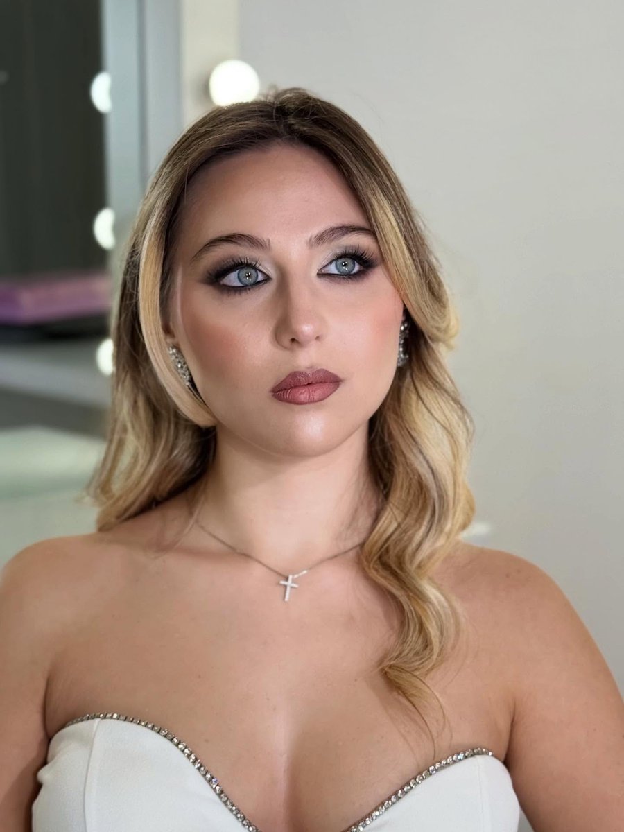 GraigBoiceib5's tweet photo. For Chiara, I created a balanced and refined bridal glam look. The focus is on the eyes, luminous skin, and nude lips for an elegant, photogenic, timeless result. Perfect for a bride who wants to feel enhanced, not transformed. No filters! https://t.co/mBiMhJqwH7