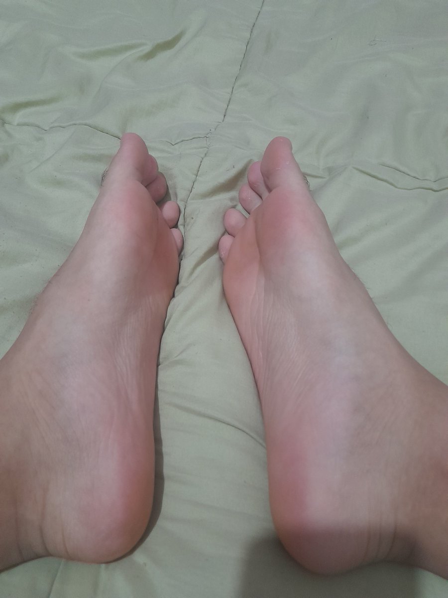 Fallen_Sttar_'s tweet photo. Se liga no tesão que os meus pés são 🤤 https://t.co/6MSiyAhsI2