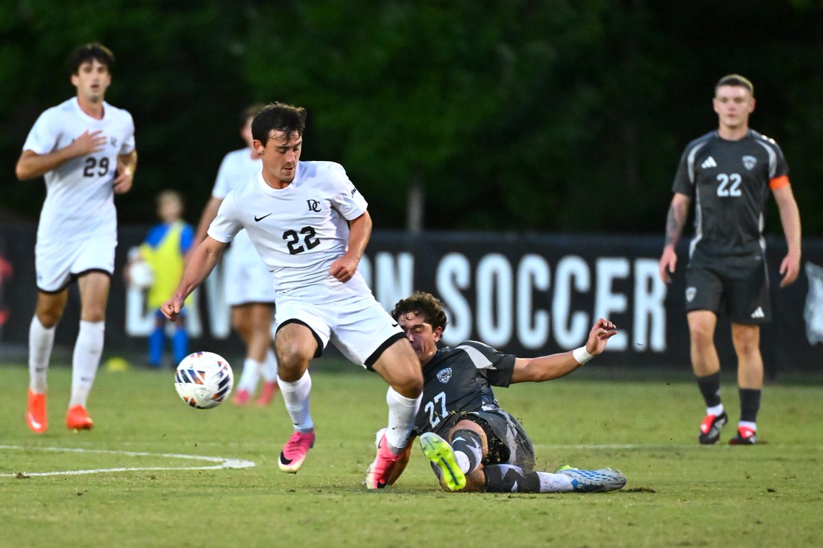 DavidsonMSoccer's tweet photo. The Wildcats maintain a 1-0 lead going to the second half! https://t.co/jYB3Ur6WE1