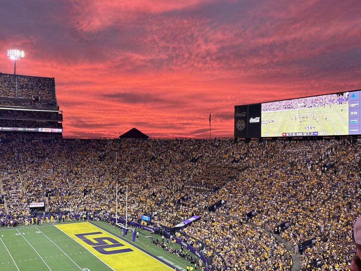 TigerGirlLSU1's tweet photo. Sunset in Tiger Stadium!!!! https://t.co/ulshGL39GF