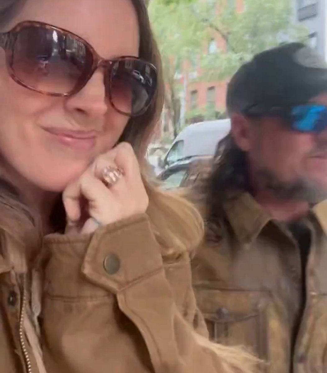 josephstear's tweet photo. O Jeremy levou a Lana pra conhecer o mundo dele no pântano em Louisiana, e agora ela o levou pra conhecer o mundo nova-iorquino em que ela cresceu. Eles são lindinhos demais. Impossível não torcer pela felicidade deles! https://t.co/Yu0RgVAjjt