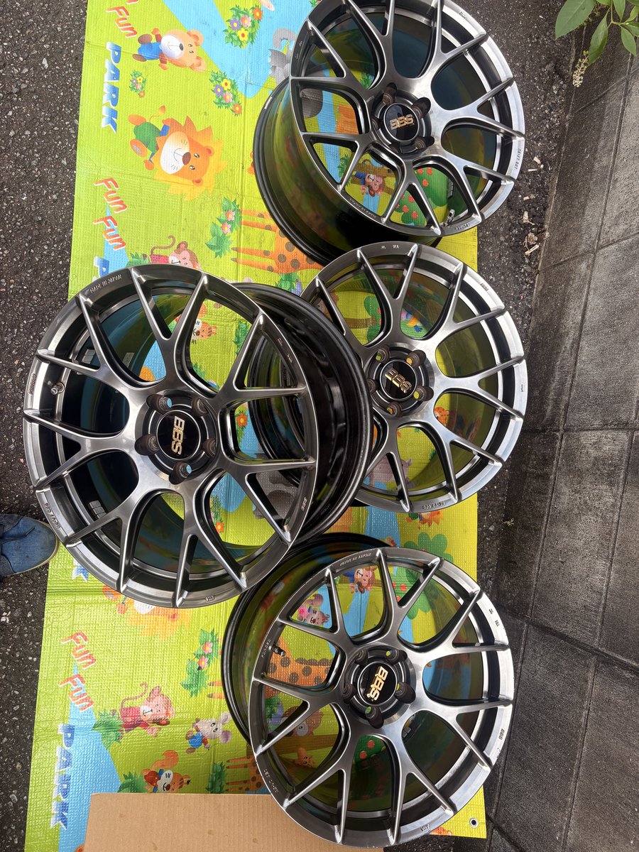 yosikun81's tweet photo. 以前にも載せましたが、BBS- RE-V7のホイールを売却します。
【サイズ】18インチ9.5j オフセットが＋45と＋38 2本ずつ
P.C.Dは114.3 5穴です。
【商品の状態】
使用状況 :1本に少し傷があり、もう一本何ヶ所かに傷がありますが大きな凹みはなくキレイな状態だと思います。
興味がある方DMお願いします https://t.co/2Sxb2u8jtL