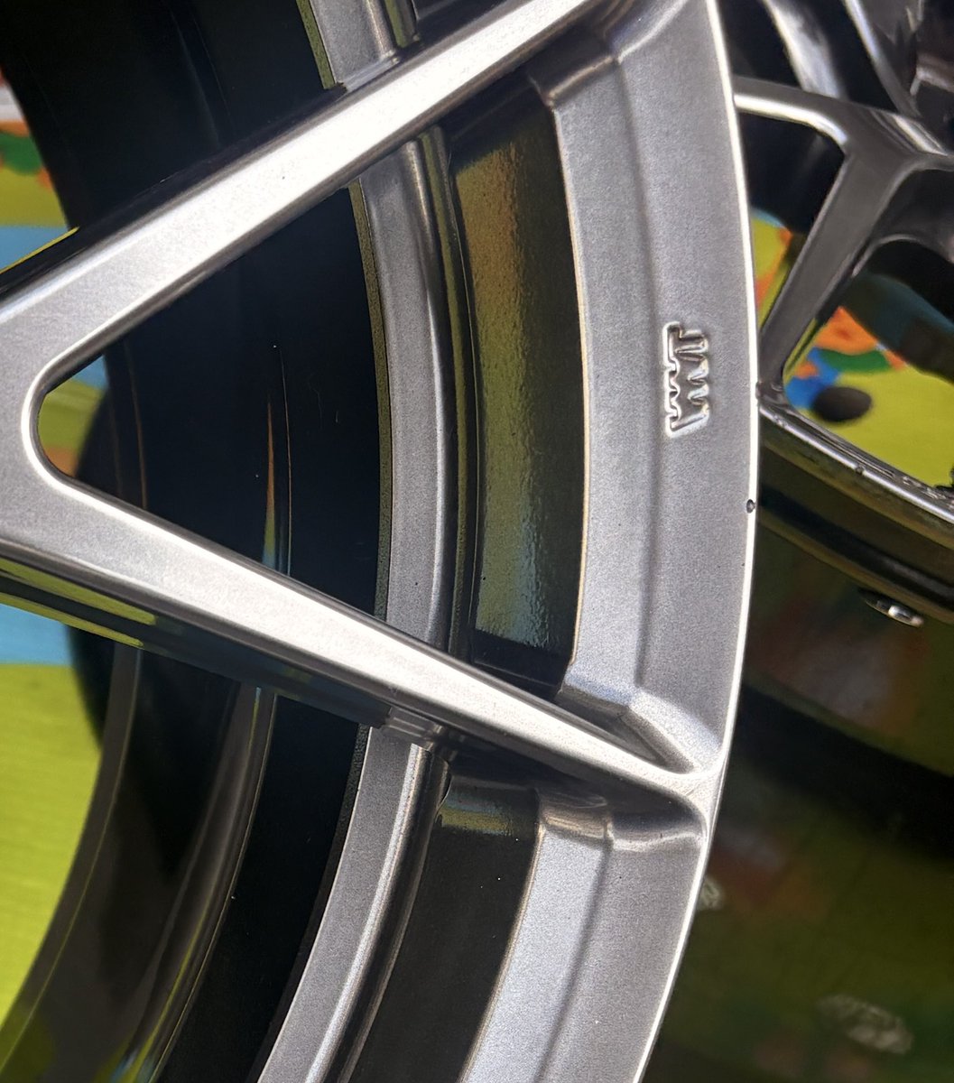 yosikun81's tweet photo. 以前にも載せましたが、BBS- RE-V7のホイールを売却します。
【サイズ】18インチ9.5j オフセットが＋45と＋38 2本ずつ
P.C.Dは114.3 5穴です。
【商品の状態】
使用状況 :1本に少し傷があり、もう一本何ヶ所かに傷がありますが大きな凹みはなくキレイな状態だと思います。
興味がある方DMお願いします https://t.co/2Sxb2u8jtL