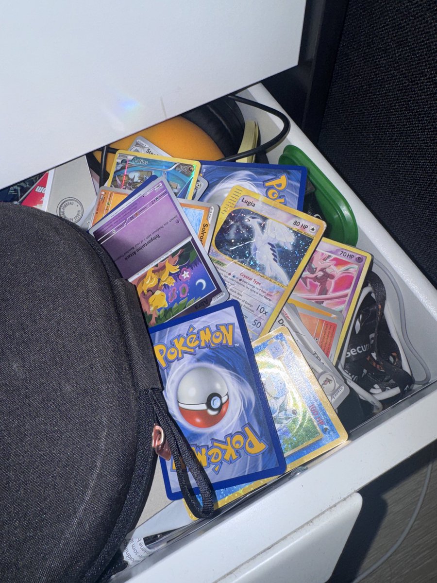 Meowi_Collect's tweet photo. Smh forgot about this drawer, can’t belive i forgot this was here🤦‍♂️

#PokemonTCG #PokemonCards #PTCG #Lugia https://t.co/NzsWOa4aiY