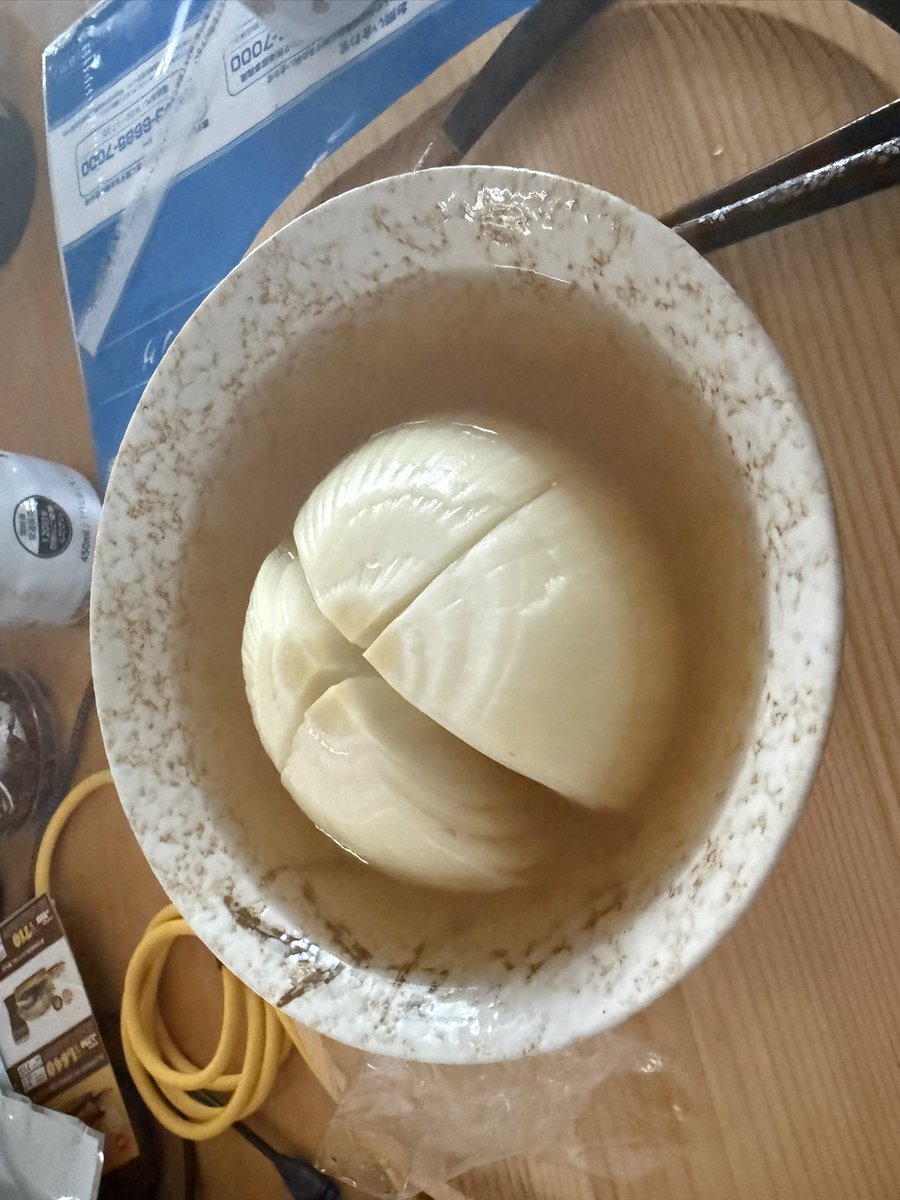 jr2xdk's tweet photo. 玉ねぎ1個 十字に包丁を入れて
水200cc
顆粒スープ小さじ1
麺つゆ小さじ1
ラップをして600w 8-9分
丸ごと玉ねぎのスープだよ https://t.co/V9Vgoq9Olk