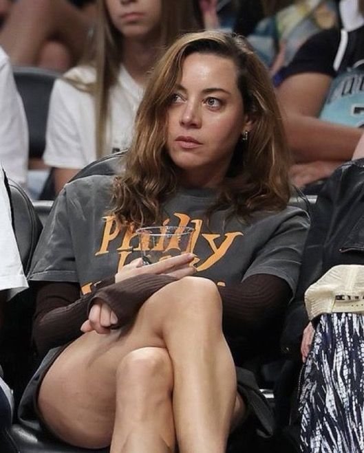 LegsMagazine's tweet photo. Aubrey plaza at basketball game #footfetısh #barefooted #public #trending #celebrity https://t.co/677b1H0vWB
