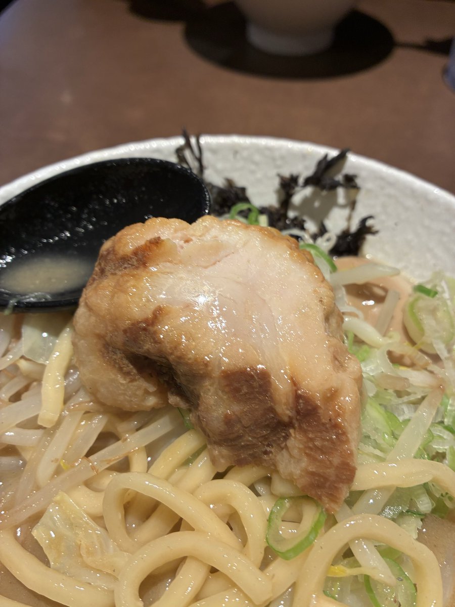 RAMEN565656's tweet photo. 中華そば 響
石川県白山市
濃厚煮干しそば
　
煮干補給
極太麺を、もりもり食べたい気分だったので大盛りに野菜
お気に入りの食べ方『勝手にニボ二郎』
心ゆくまで極太麺啜らせていただきました
ごっつい端豚も入ってて最高でした😆
途中ニンニクいれてワイルド感プラス
美味しかった＾＾ https://t.co/QYYyp3bPaT