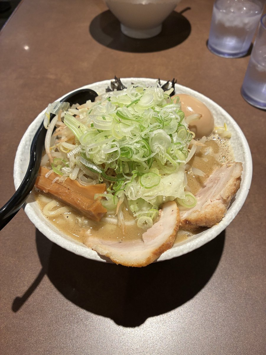 RAMEN565656's tweet photo. 中華そば 響
石川県白山市
濃厚煮干しそば
　
煮干補給
極太麺を、もりもり食べたい気分だったので大盛りに野菜
お気に入りの食べ方『勝手にニボ二郎』
心ゆくまで極太麺啜らせていただきました
ごっつい端豚も入ってて最高でした😆
途中ニンニクいれてワイルド感プラス
美味しかった＾＾ https://t.co/QYYyp3bPaT