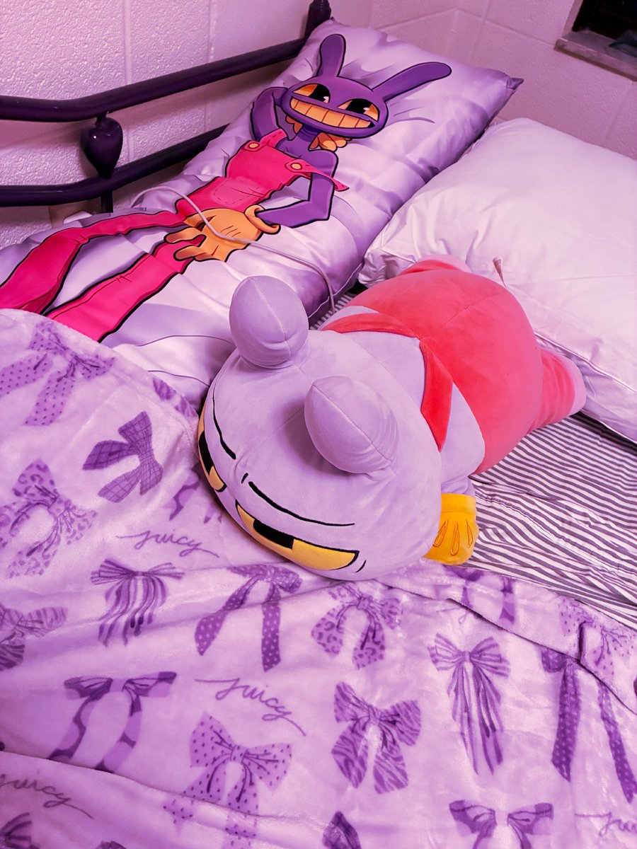 jaxtr0t's tweet photo. sleeping arrangement for now https://t.co/KYLlK3ZB2p