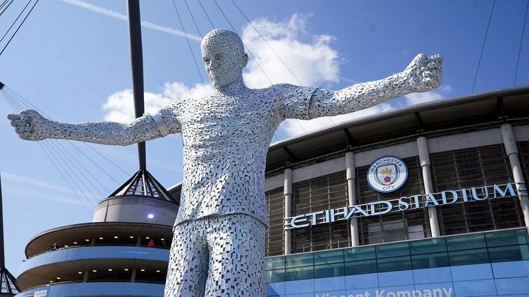 RedlingMUFC's tweet photo. City actually have statues of players outside the stadium who have never won any trophies. 

This is like us sticking up a statue of Tyler Blackett or Paddy McNair. They won the same. https://t.co/kFCb7cknpP