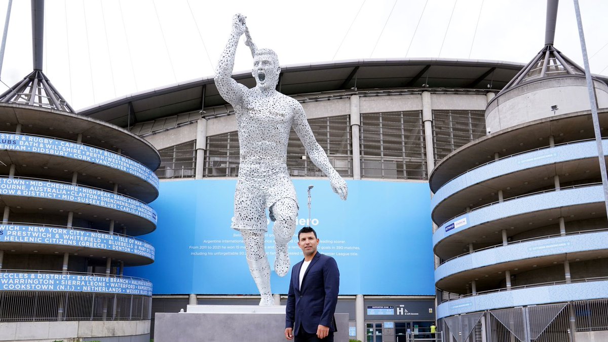 RedlingMUFC's tweet photo. City actually have statues of players outside the stadium who have never won any trophies. 

This is like us sticking up a statue of Tyler Blackett or Paddy McNair. They won the same. https://t.co/kFCb7cknpP