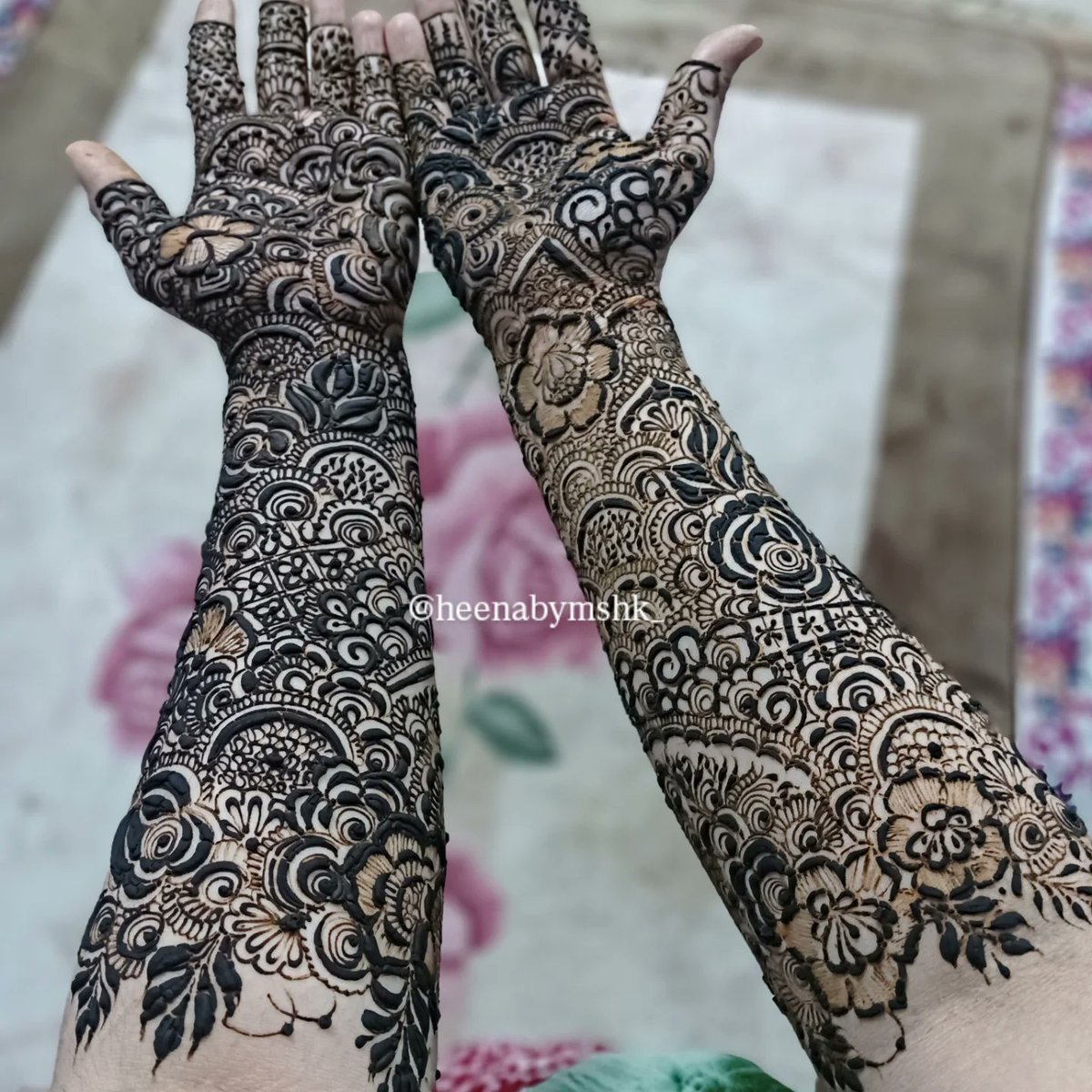 ColleenDeaau's tweet photo. Adorned in henna hues... Henna that speaks beauty. Because every celebration deserves something artistic. DM for orders: Bridal | Siders | Engagement. Follow: Heena by MSHK. https://t.co/KNTfcDVzYh