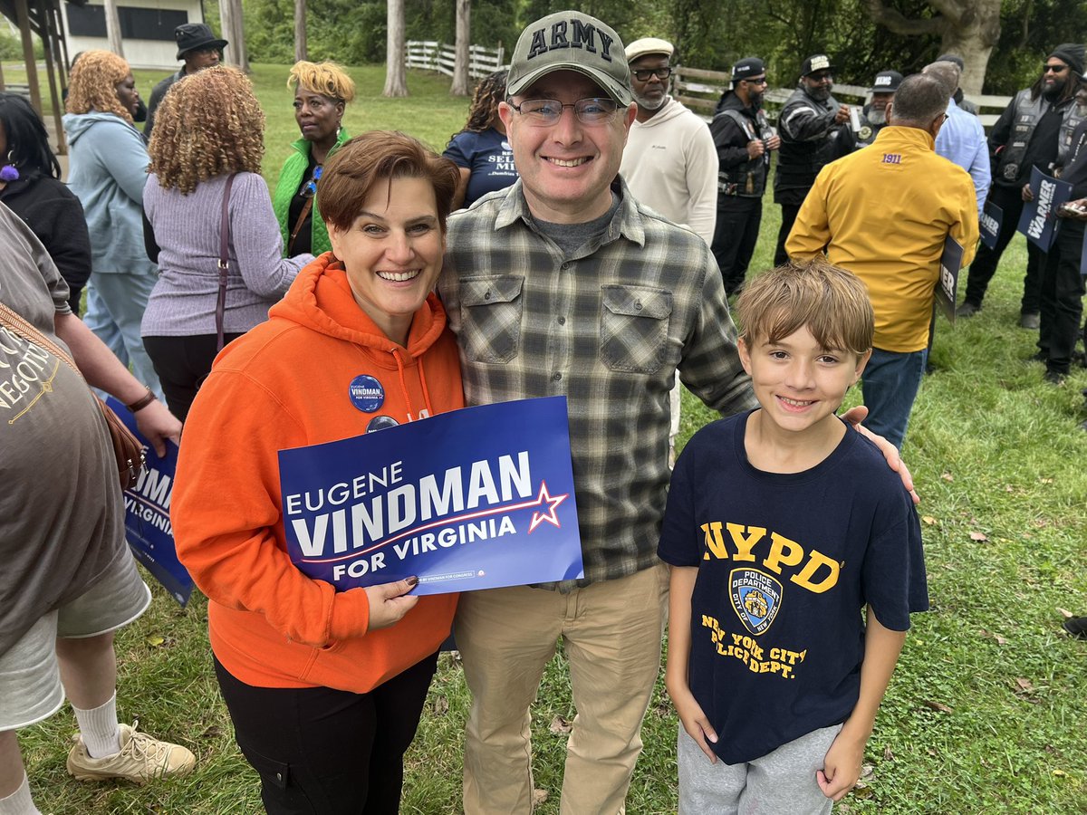 jfsargent3's tweet photo. Thank you @MarkWarner @YVindman 🇺🇸 Mark Warner and Eugene Vindman, Making Virginia Great every damn day 🙏🏻 https://t.co/Cdt5l61ENR