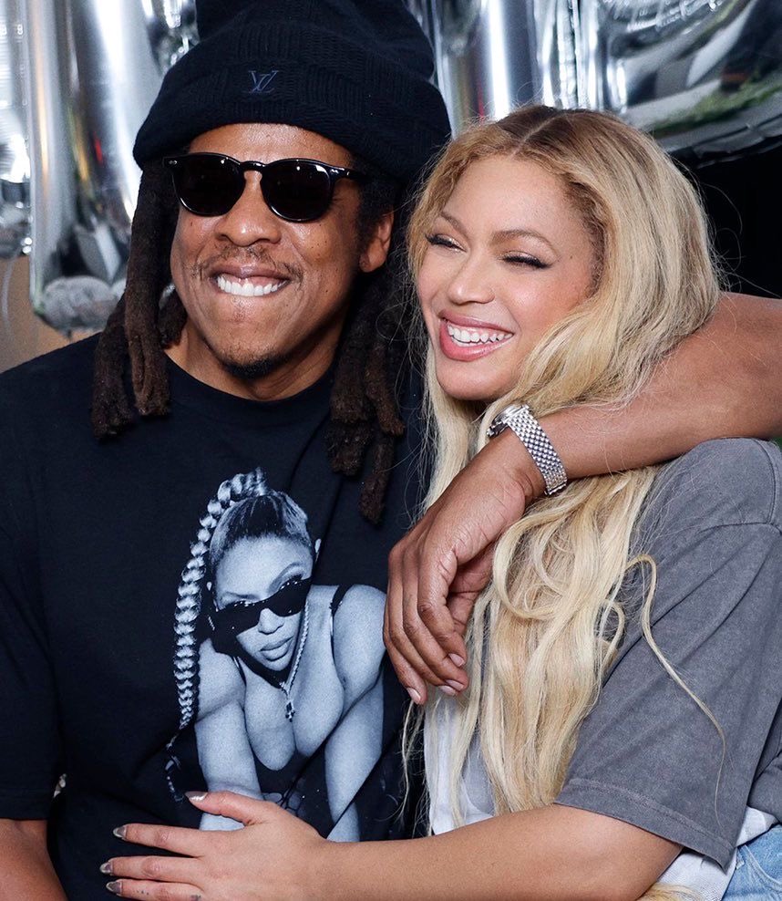 BeyonceQGBR's tweet photo. Jay-Z admitiu que foi imaturo e ficou com medo de se mostrar vulnerável no início do relacionamento com a Beyoncé, mas que a Bey conseguiu entender a situação e o ajudou a lidar com esse receio de se abrir.

No terceiro episódio da sua série documental JÄY-Z in 8, na HBO, o rapper comentou abertamente sobre a faixa "4:44", na qual reflete sobre o pedido para que começassem a namorar e revela que a letra reflete exatamente o que aconteceu na vida real:

"Eu disse: 'Não me envergonhe' em vez de 'Seja minha' / Esse foi o meu pedido para a gente namorar / Aquele era o seu aniversário de 21 anos / Você amadureceu mais rápido do que eu, eu não estava pronto / Então me desculpe."

"Foi exatamente assim que começamos a namorar. Eu era tão imaturo e tinha tanto medo de me mostrar vulnerável ao admitir que gostava daquela pessoa, daquela mulher. E eu pensava: como damos o passo de apenas conversar ao telefone e ser amigos para nos tornarmos namorado e namorada? E em vez de dizer 'Vamos tentar isso, namorado e namorada...', eu disse: 'Não me envergonhe'. Ela respondeu: 'Você está me pedindo em namoro?' Essa foi a única maneira que encontrei de ser vulnerável daquele jeito. Felizmente, ela conseguiu enxergar: 'Ah, você está lutando contra isso, deixa eu te ajudar'. Porque aquele foi um pedido de namoro horrível."