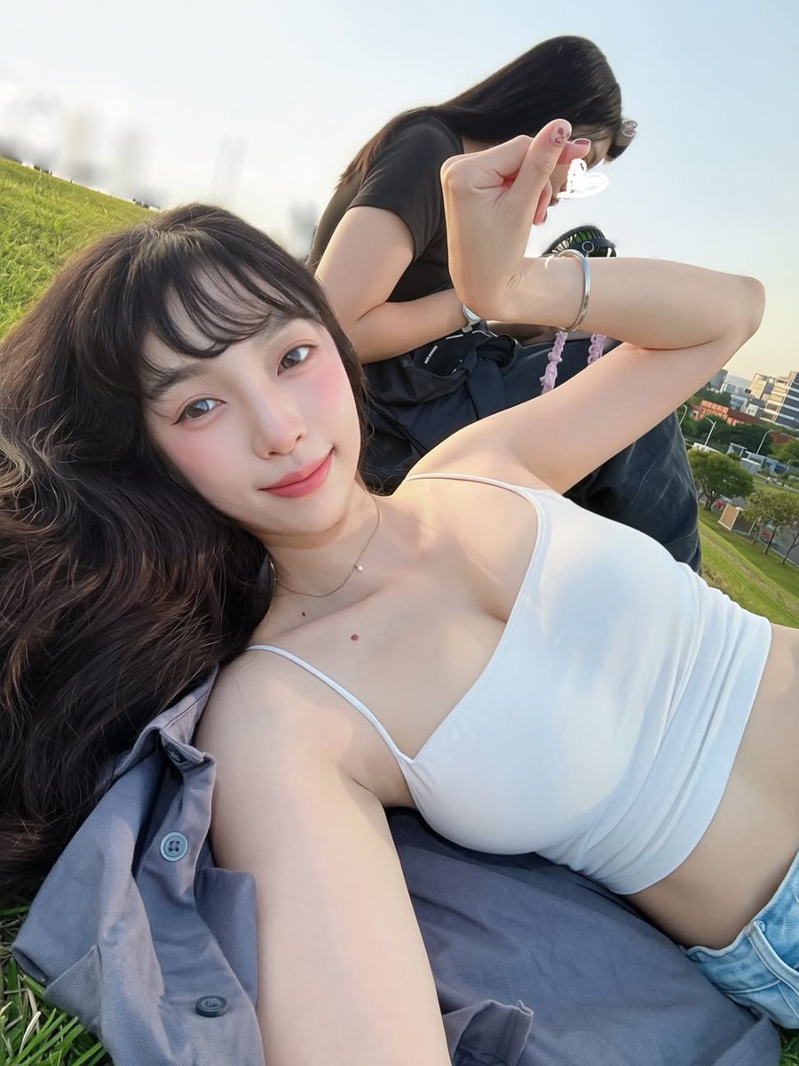 Kuoblack's tweet photo. 14年的朋友（母女），
在妳身邊，
總是可以這樣愜意的、放鬆的笑著。

好像不用特別做什麼，
光是待在一起，就很舒服。
^ ̳ᴗ ̫ ᴗ ̳^ྀི https://t.co/8rDPTadAWw