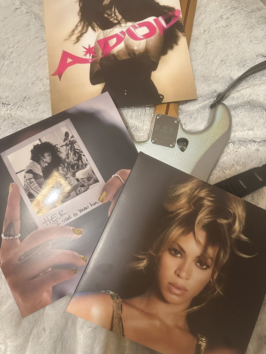 VibeByDesignn's tweet photo. Well I’m just a lover… 🎶 🎸 https://t.co/yGORoK4Sdb