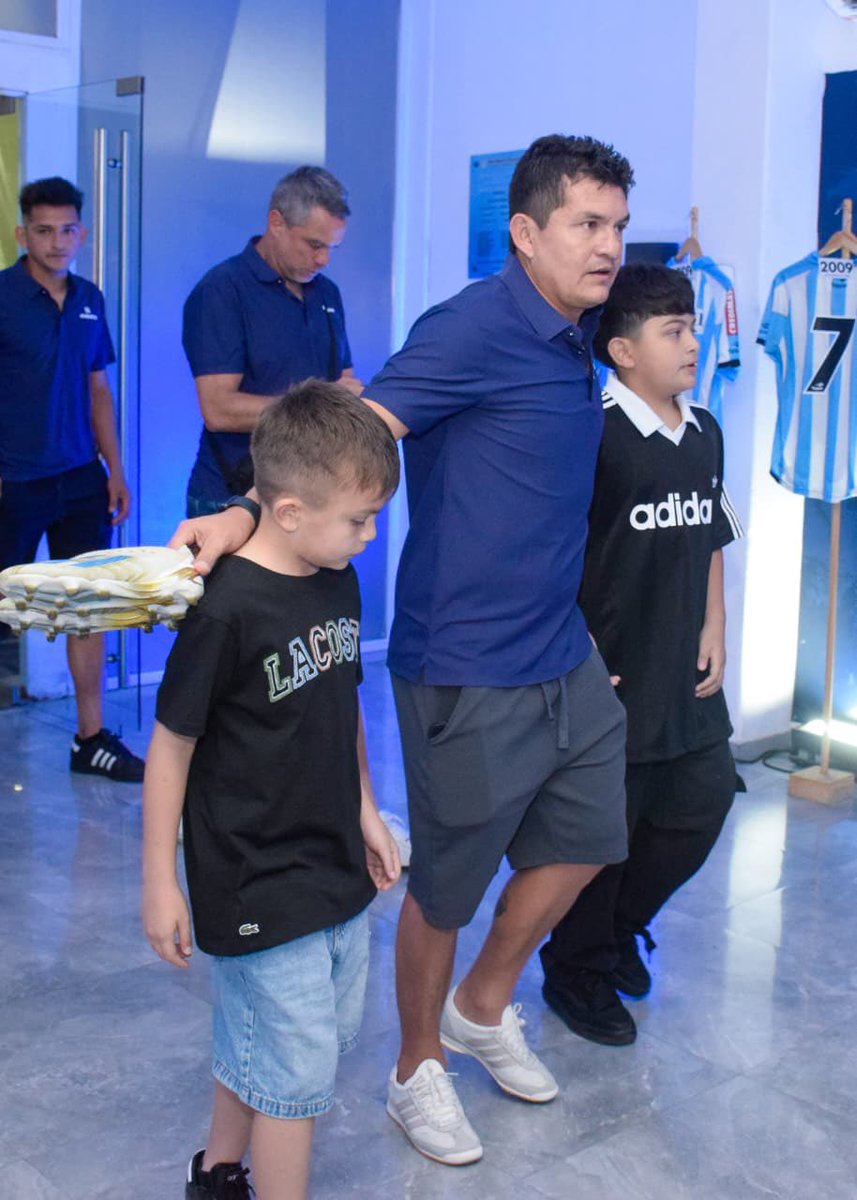 ATOficial's tweet photo. Llegó el protagonista con sus descendientes 🥺
#PR7Inolvidable https://t.co/hNZfq4MAjc
